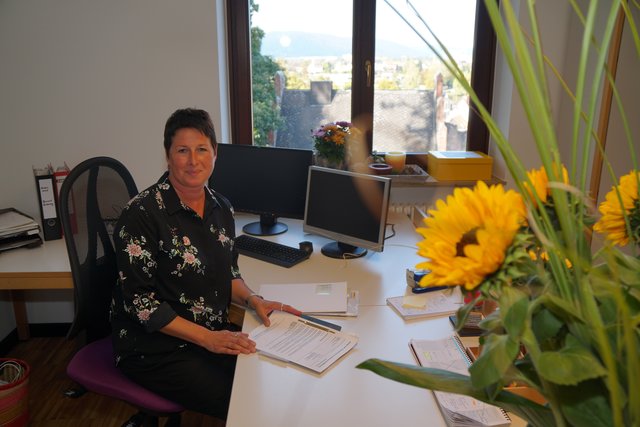 Pfarramtssekretärin Britta Ludwig in ihrem neuen Büro.