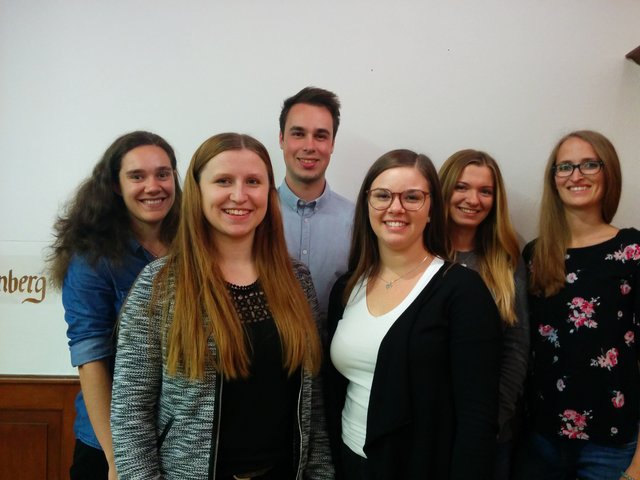 Sie sind in Niedernberg für die U18-Wahl zuständig: Kathrin Hock (ehemalige Auszubildende), Maike Jakob (ehemalige Auszubildende), Tim Reindl (Auszubildender), Lisa Schüßler (Auszubildende), Martha Flesch (Auszubildende) und Marion Debes. (Ausbilderin) | Foto: Gemeinde Niedernberg