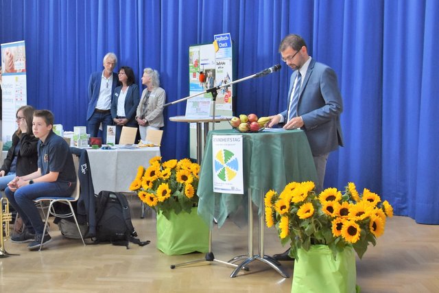 Landrat Jens Marco Scherf hält die Eröffnungsrede zum 27. Gesundheitstag in Bürgstadt.