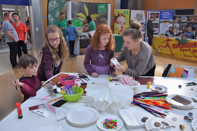 Am Basteltisch dürfen die Kinder nach Herzenslust kreativ werden.