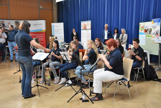 Das Schülerblasorchester der Fränkischen Rebläuse umrahmt die Veranstaltung.