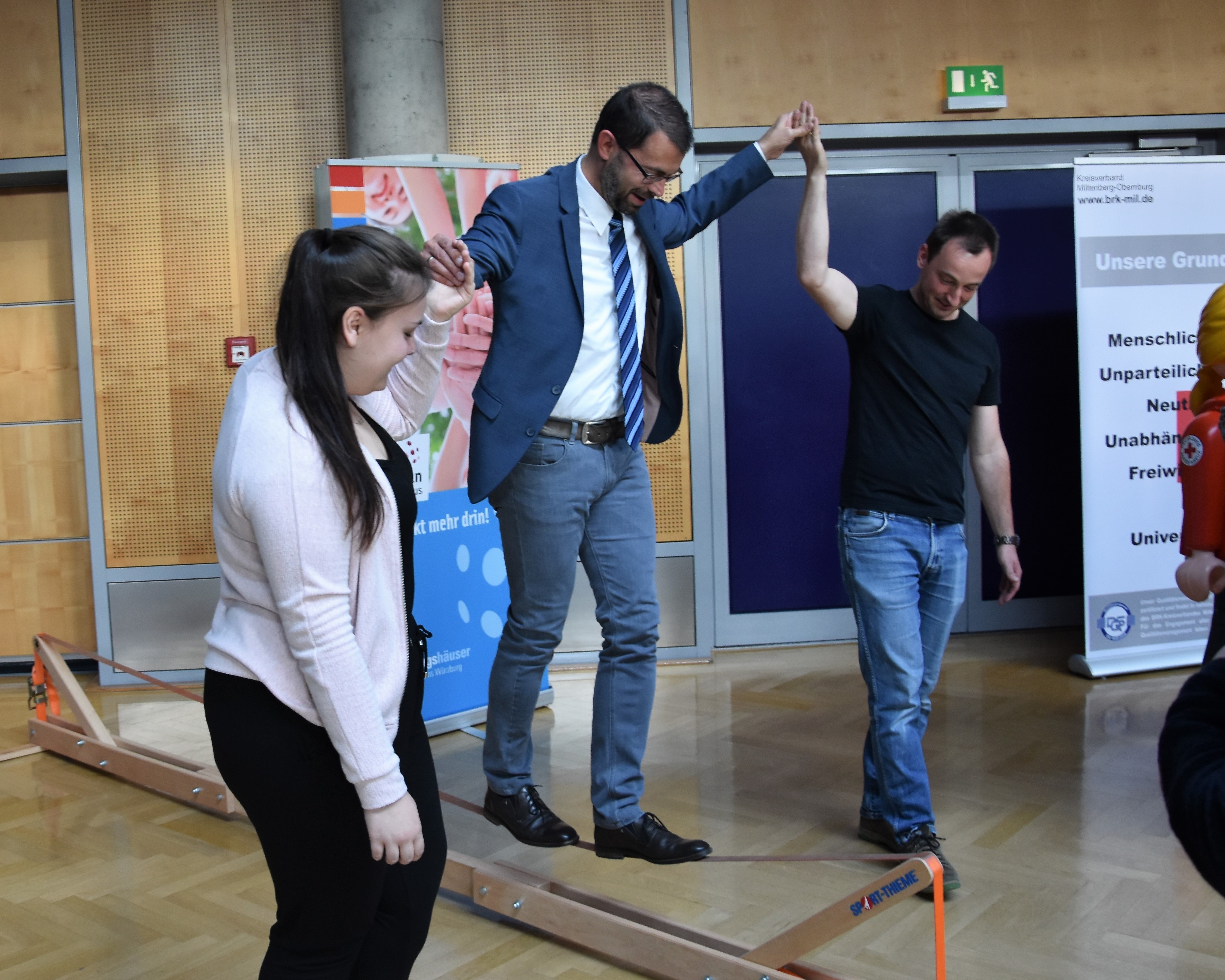 Landrat Jens Marco Scherf balanciert auf einer "Slackline".
