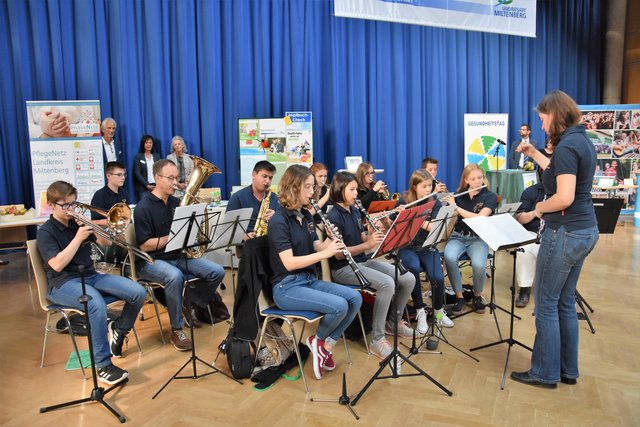 Das Schülerblasorchester der Fränkischen Rebläuase umrahmt die Veranstaltung.