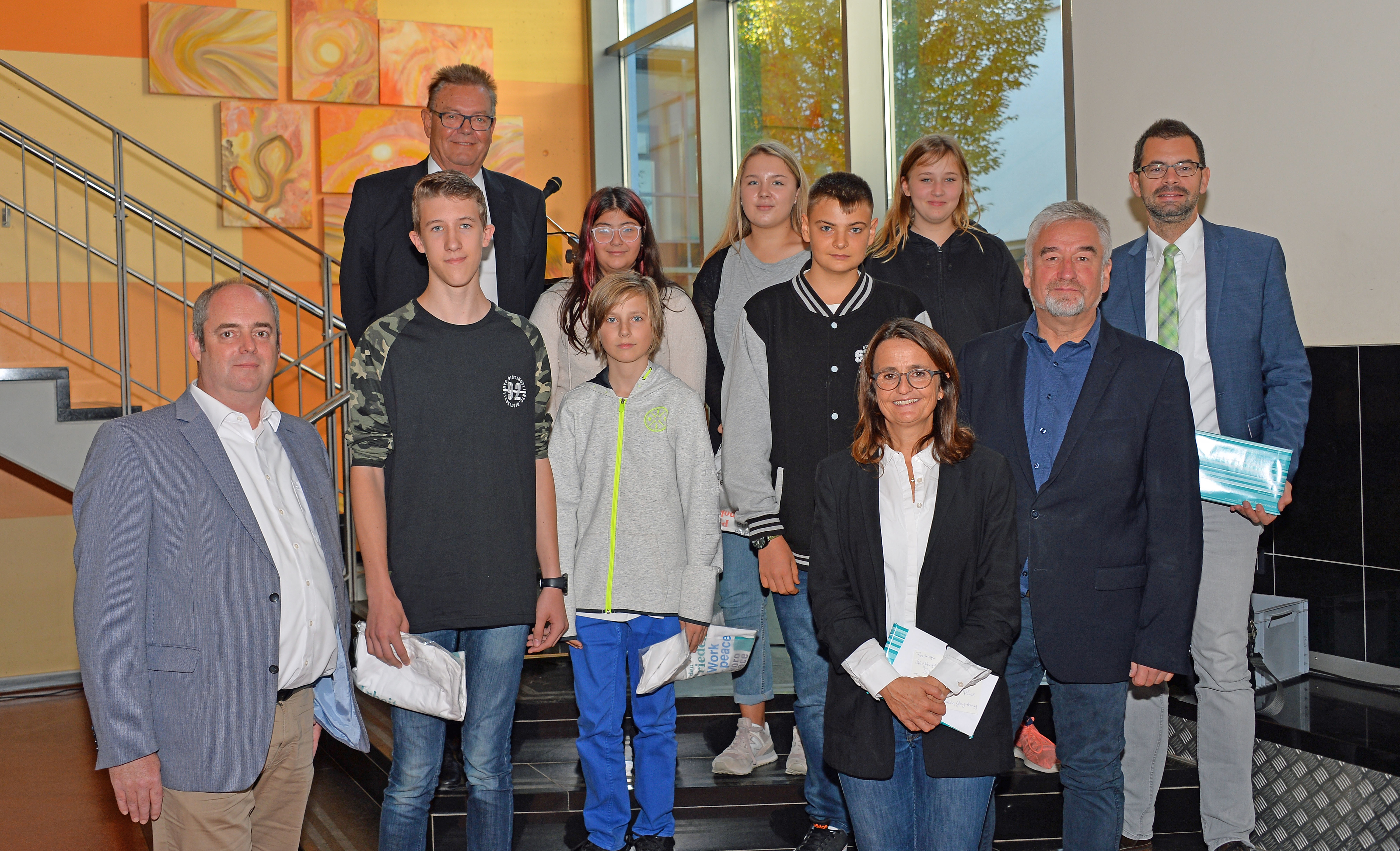 Diese Schülerinnen und Schüler haben am Ende der Projektwoche an der Mittelschule Großheubach das Abschlussquiz am besten gemeistert. Das Bild zeigt sie mit VDK-Geschäftsführer Oliver Bauer (links), Bürgermeister Günther Oettinger (hintere Reihe links) sowie Landrat Jens Marco Scherf, Schulrat Michael Brummer und Schulleiterin Ulrike Maier (von rechts).