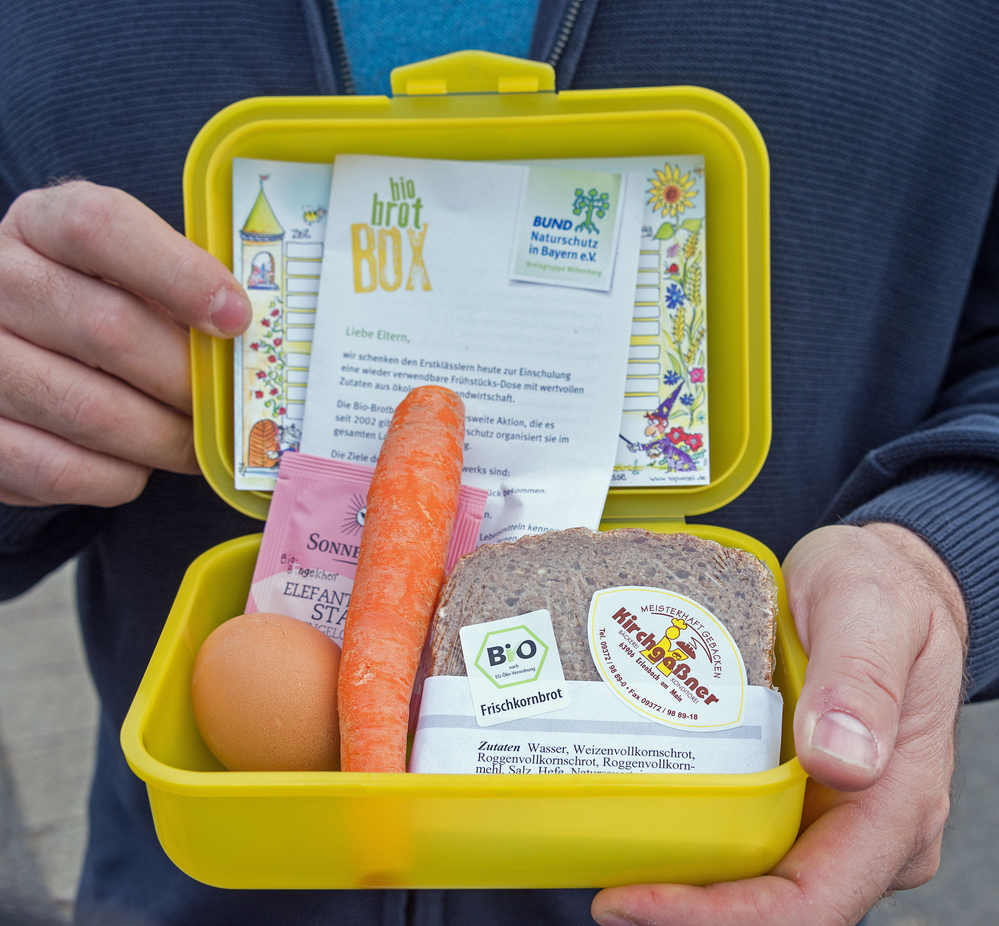Gut gefüllt mit gesunden, regionalen und fair gehandelten Produkten ist die Bio-Brotbox, die hoffentlich noch viele Jahre lang von den Eltern mit einem gesunden Frühstück gefüllt wird.