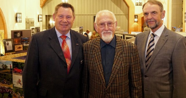 Sechzig Jahre erfolgreiche Vereinsarbeit: Sie freuen sich mit vielen Gästen über das große Jubiläumsfest des Fotoclubs Miltenberg e.V. -  v. l. n. r. Erster Vorsitzender Bernd Ullrich, Gründungsmitglied Hermann Leuner und Altbürgermeister und Festredner Joachim Bieber.