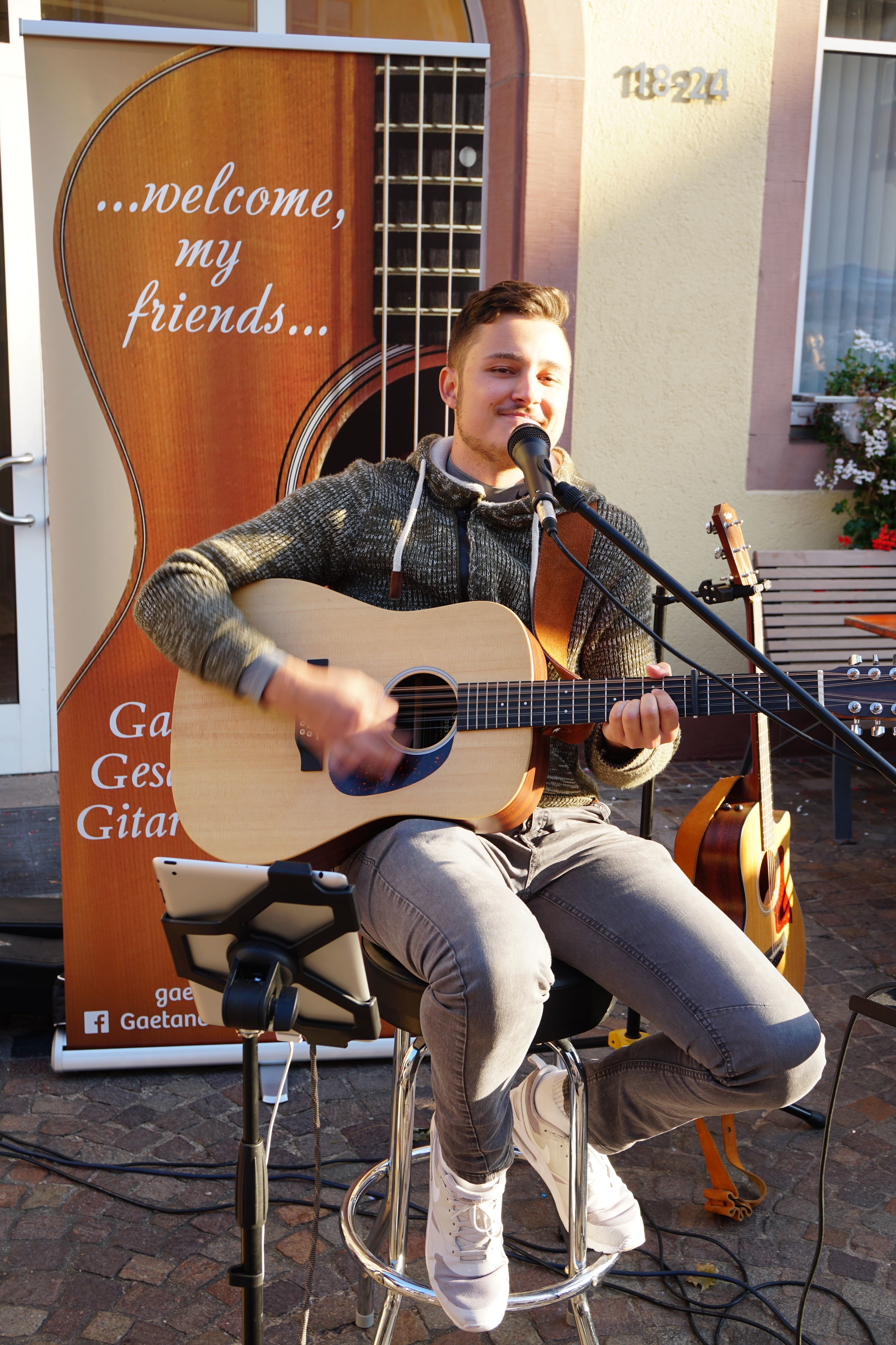 "Willkommen meine Freunde" ... so präsentiert sich ein junger Musiker mit engagiertem Gesang und temperamentvollem Gitarrenvortrag den zahlreichen Passanten beim Herbstmarkt in Obernburg.