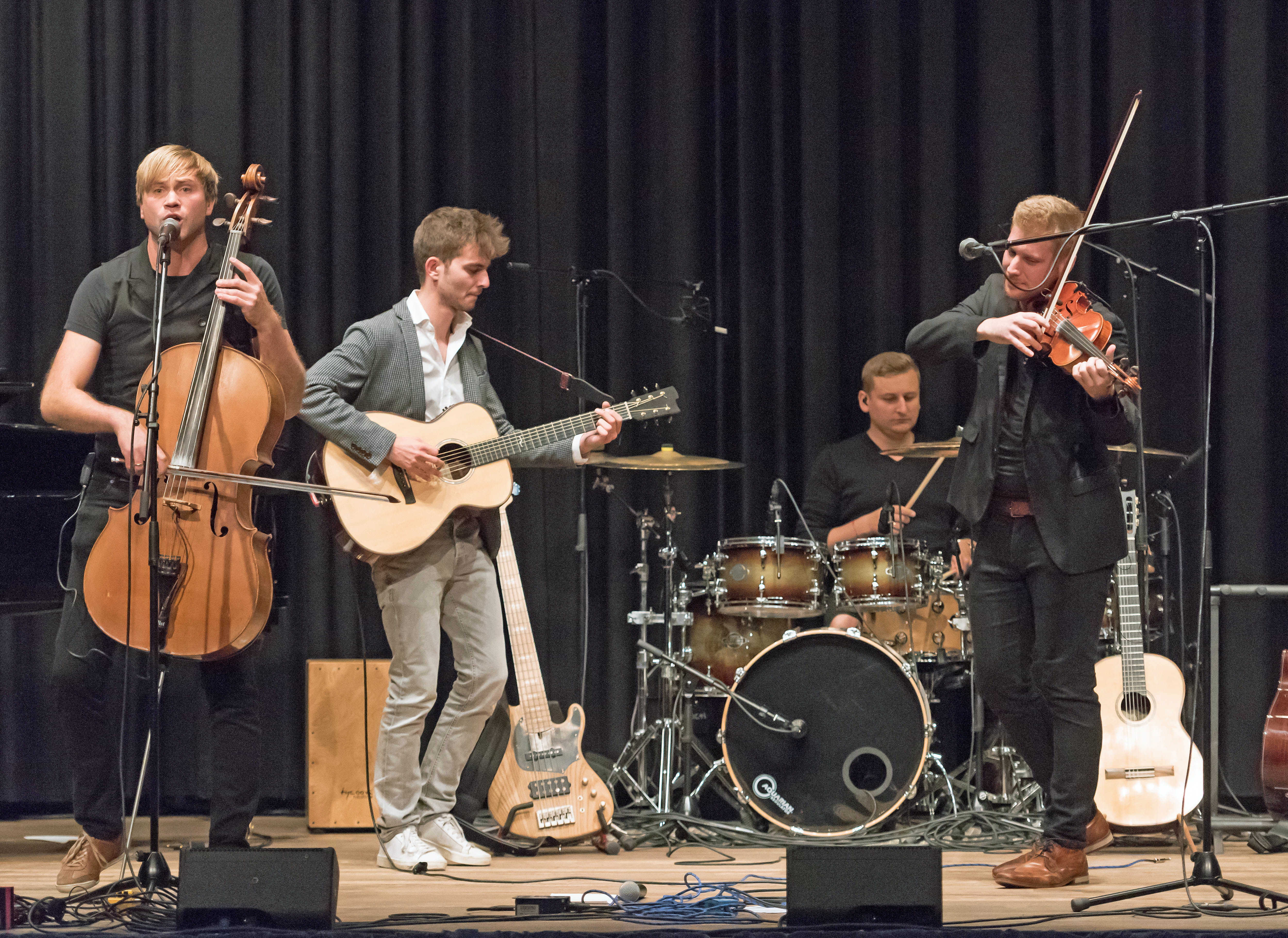 Stilbruch, hier mit Florian Brettschneider (Gitarre) als Gastmusiker, brachten das Bürgerzentrum zum Beben.