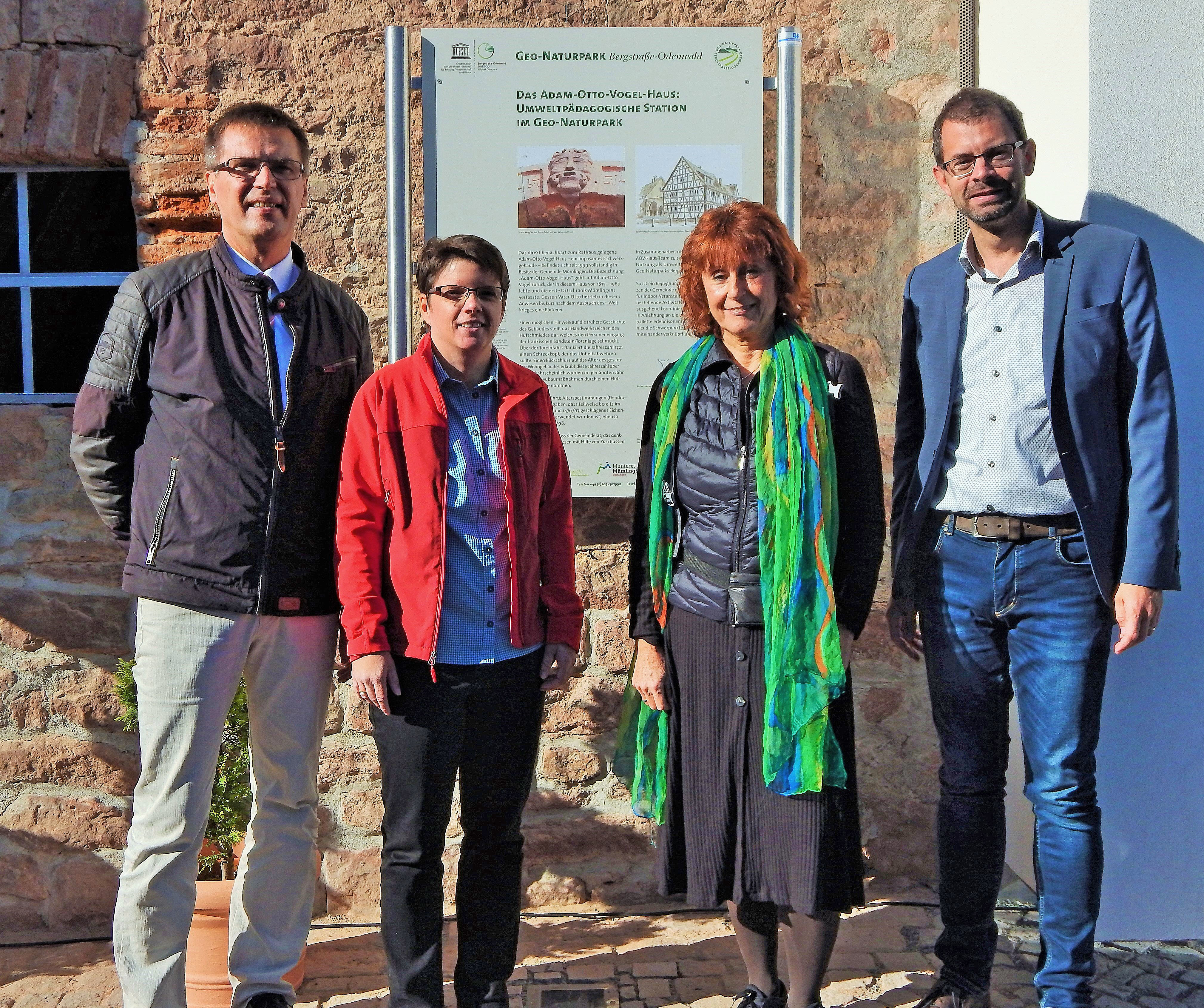 Freude über die Eröffnung der pädagogischen Umweltstation im Adam-Otto-Vogel-Haus in Mömlingen bei (von links) Bürgermeister Siegfried Scholtka, Dr. Stefanie Fey (Geschäftsführerin Geo-Naturpark), Jutta Weber (stellvertretende Geschäftsführerin) und Landrat Jens Marco Scherf.