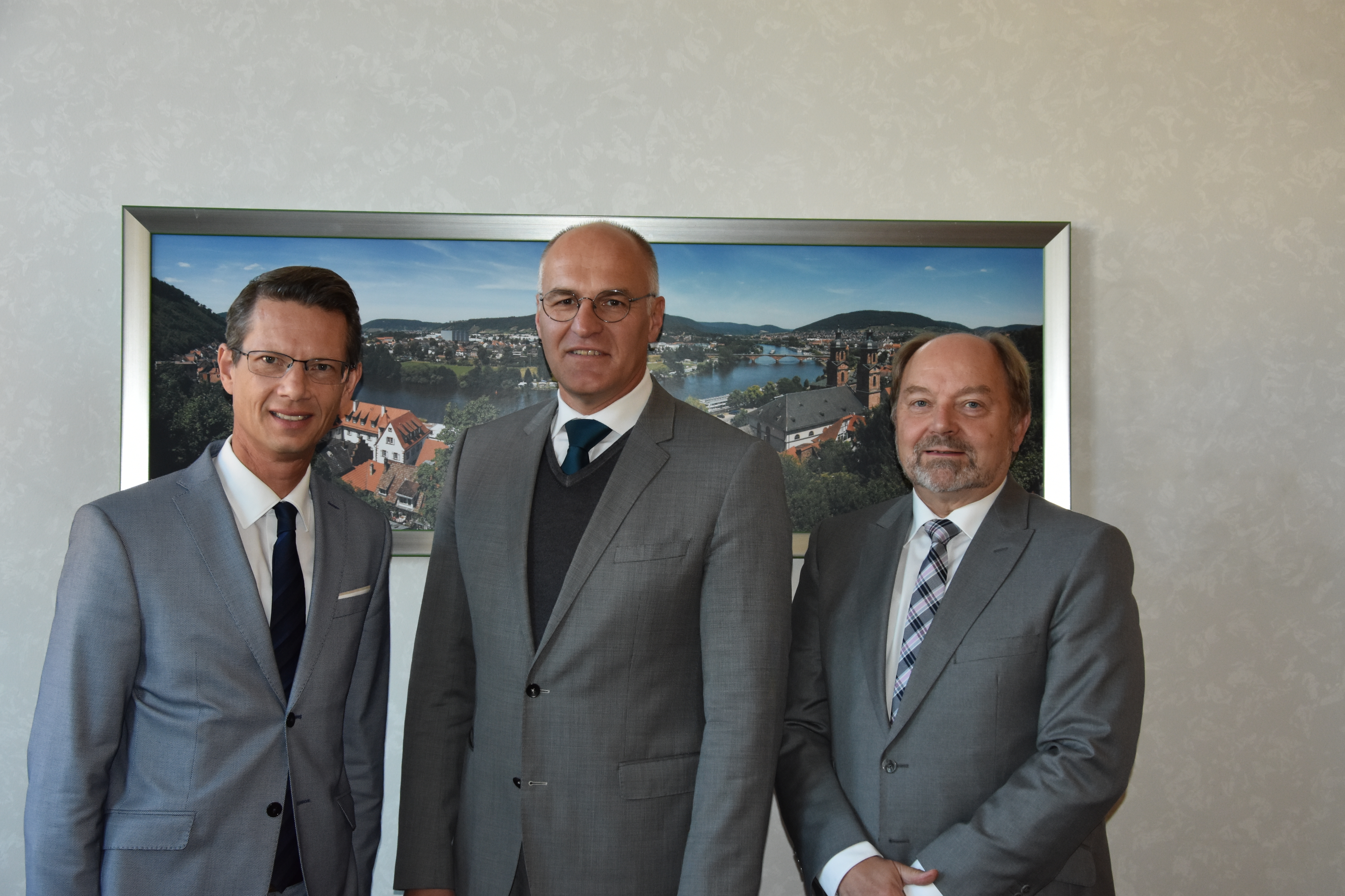 Oberbürgermeister und Bezirksvorsitzender der kreisfreien Verbandsmitglieder in Unterfranken Sebastian Remelé, Schweinfurt, Oberbürgermeister und Vorsitzender des Bayerischen Städtetags Dr. Kurt Gribl, Augsburg, und Erster Bürgermeister Helmut Demel, Miltenberg, (von links) bei der Pressekonferenz.