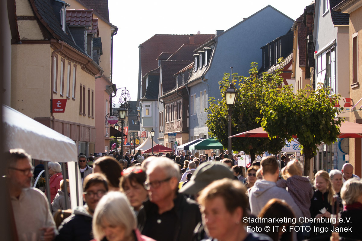 Tausende von Besuchern strömten durch die Römerstraße in Obernburg und genosssen den HerbstMarkt 2018 - Genuss, Natur, Tiere.