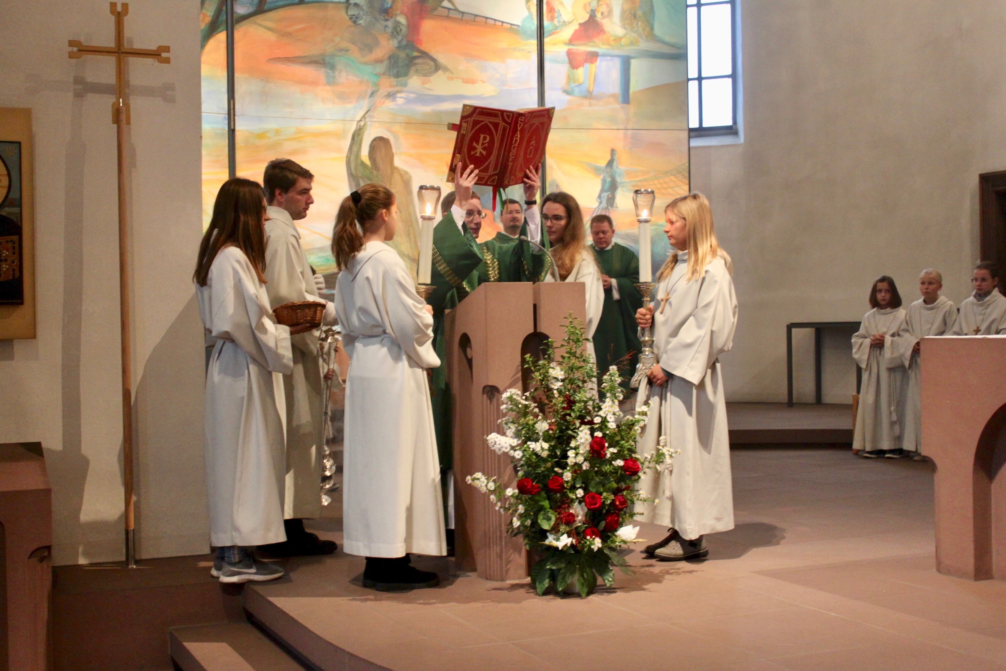 Diakon Florian Grimm nach dem Verkünden des Evangeliums