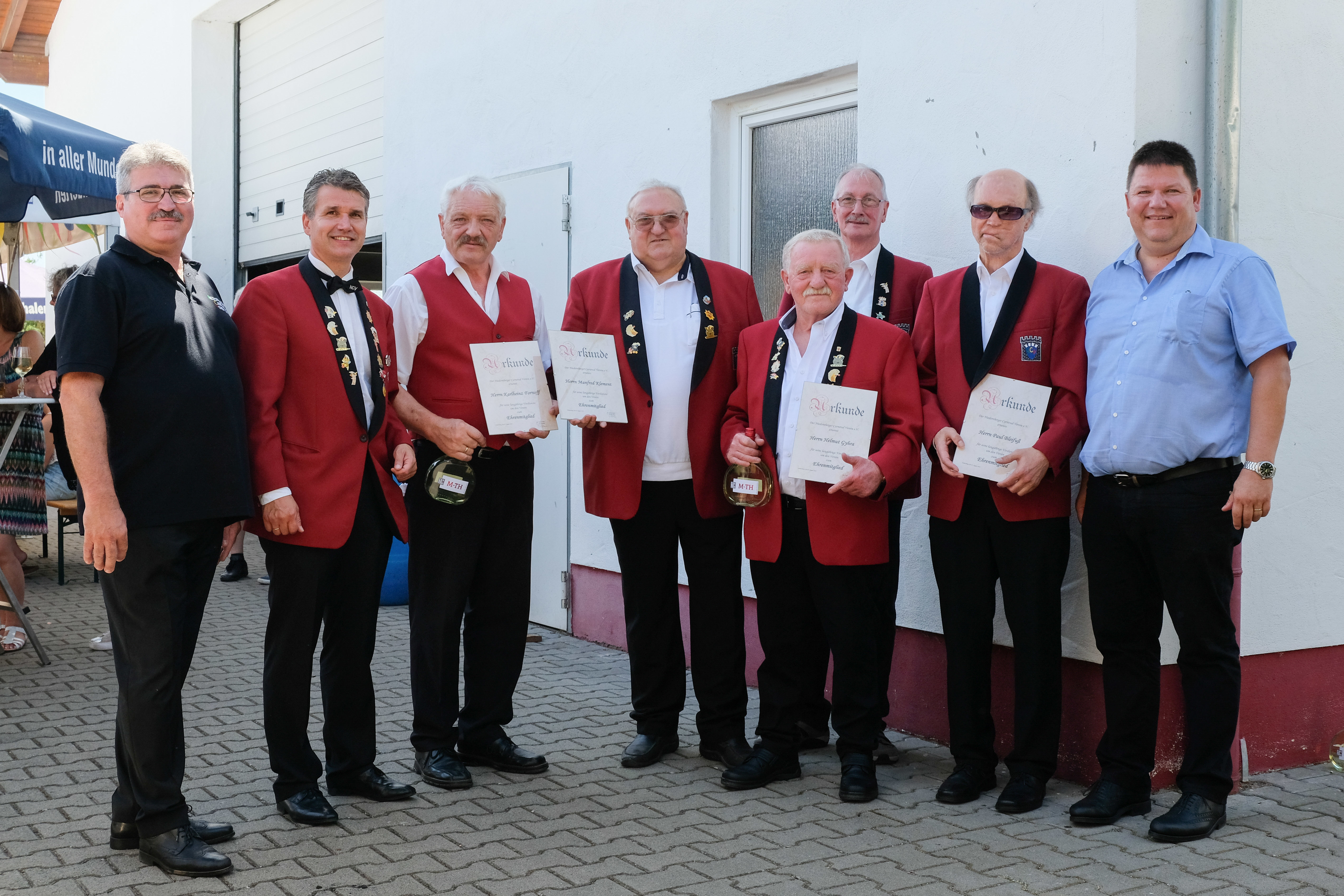 von links nach rechts: Vorstand Stefan Rohe, Präsident Wolfgang Fecher, neue NCV-Ehrenmitglieder Karl-Heinz Fornoff, Manfred Klement, Helmut Gyhra, Heinz Roth, Paul Bleifuß und Bürgermeister Jürgen Reinhard