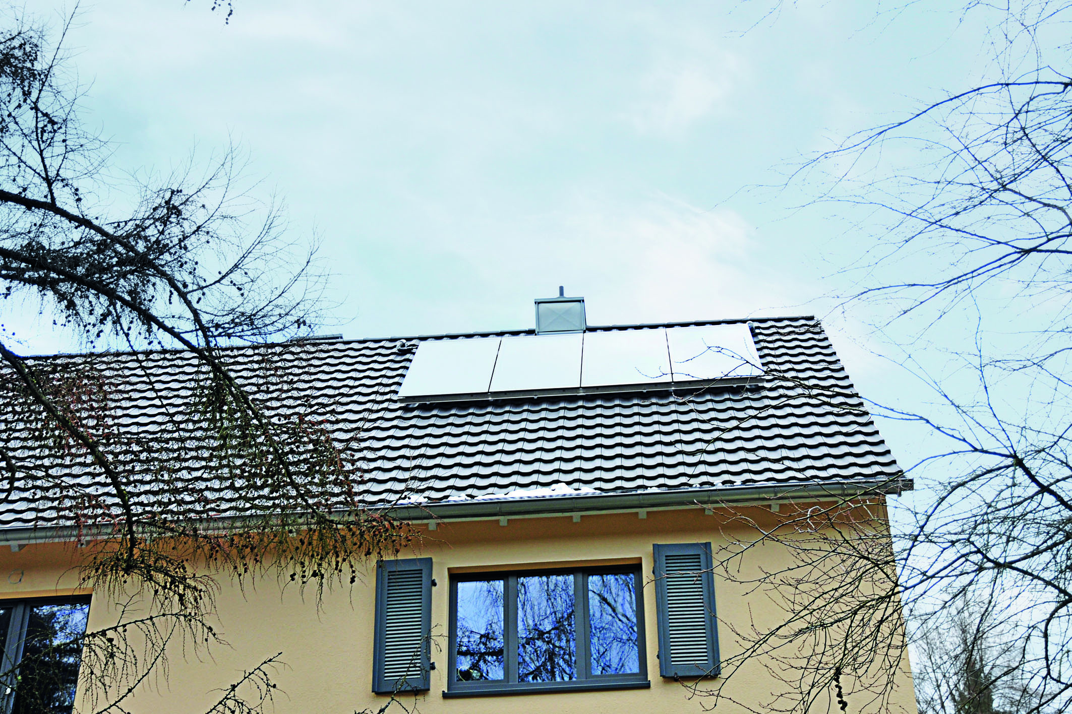 Die Sonnenenergie wird als Wärme an einen Wasserspeicher abgegeben und dort gesammelt. Der neue Speicher bietet die nötige Kapazität, um die solar erzeugte Wärme für die Heizungsunterstützung und Trinkwasserbereitung zu bevorraten. Zusätzlich wurde das Bad an die Ansprüche älterer Bewohner angepasst.