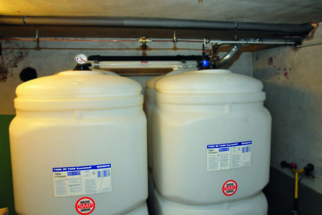 m Tank lagert der Brennstoff für eine moderne und effiziente Öl-Brennwertheizung. Es handelt sich dabei um eine Mischung aus klassischem Heizöl und einem erneuerbarem Energieträger. | Foto: Foto: IWO / TRD Bauen und Wohnen
