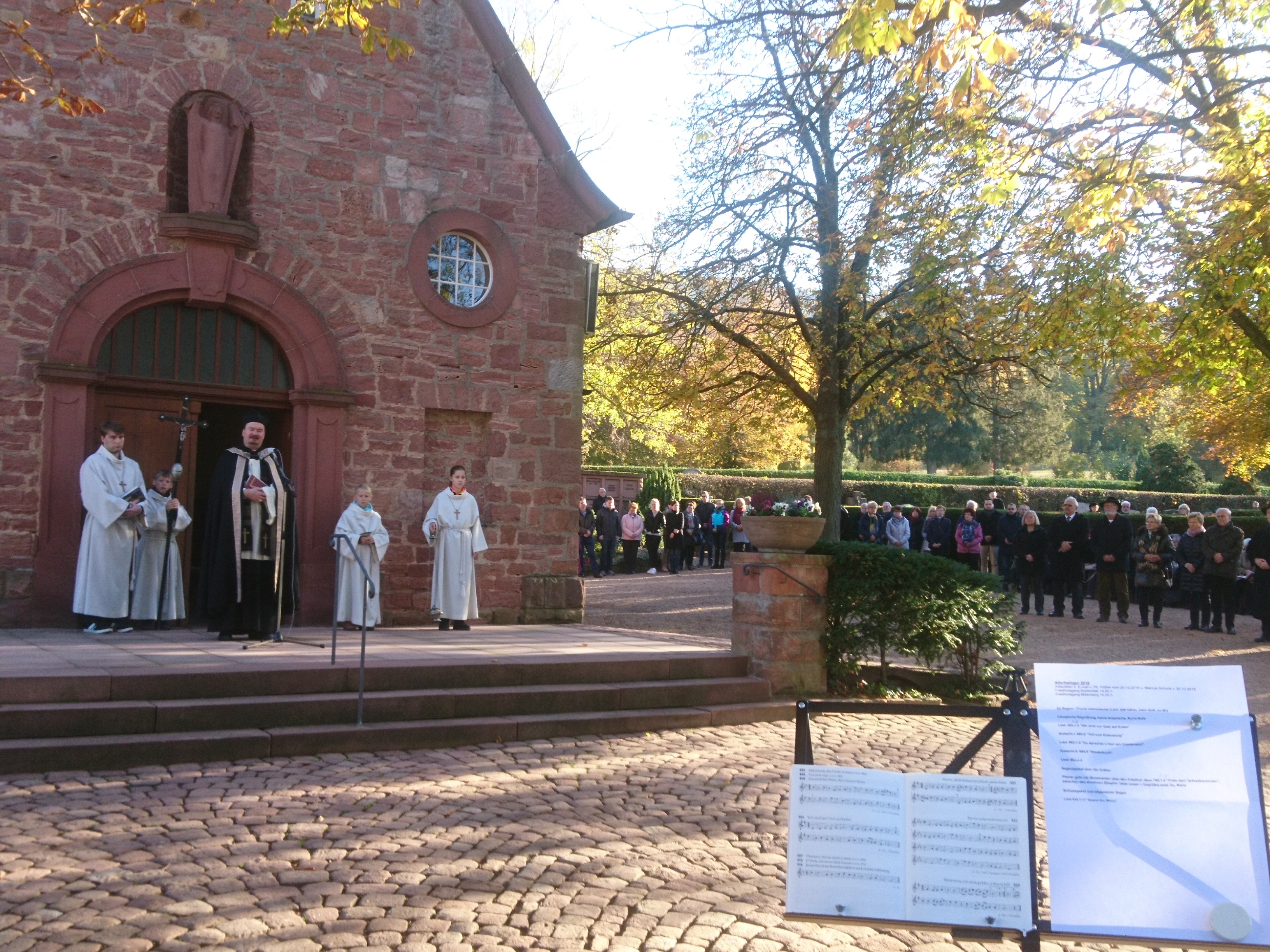 Pfarrer Kölbel bei der Andacht zu Allerheiligen auf dem Hauptfriedhof Miltenberg