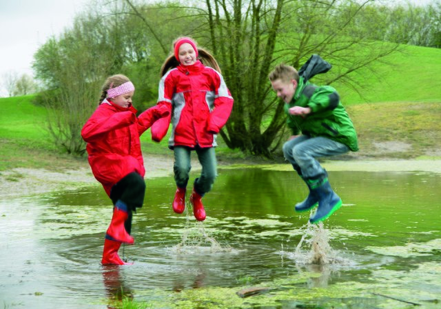 Kinder sind häufiger erkältet als Erwachsene. Spielen im Freien und nach Herzenslust durch Regenpfützen toben stärkt ihr Immunsystem. | Foto: MEV - PC410601