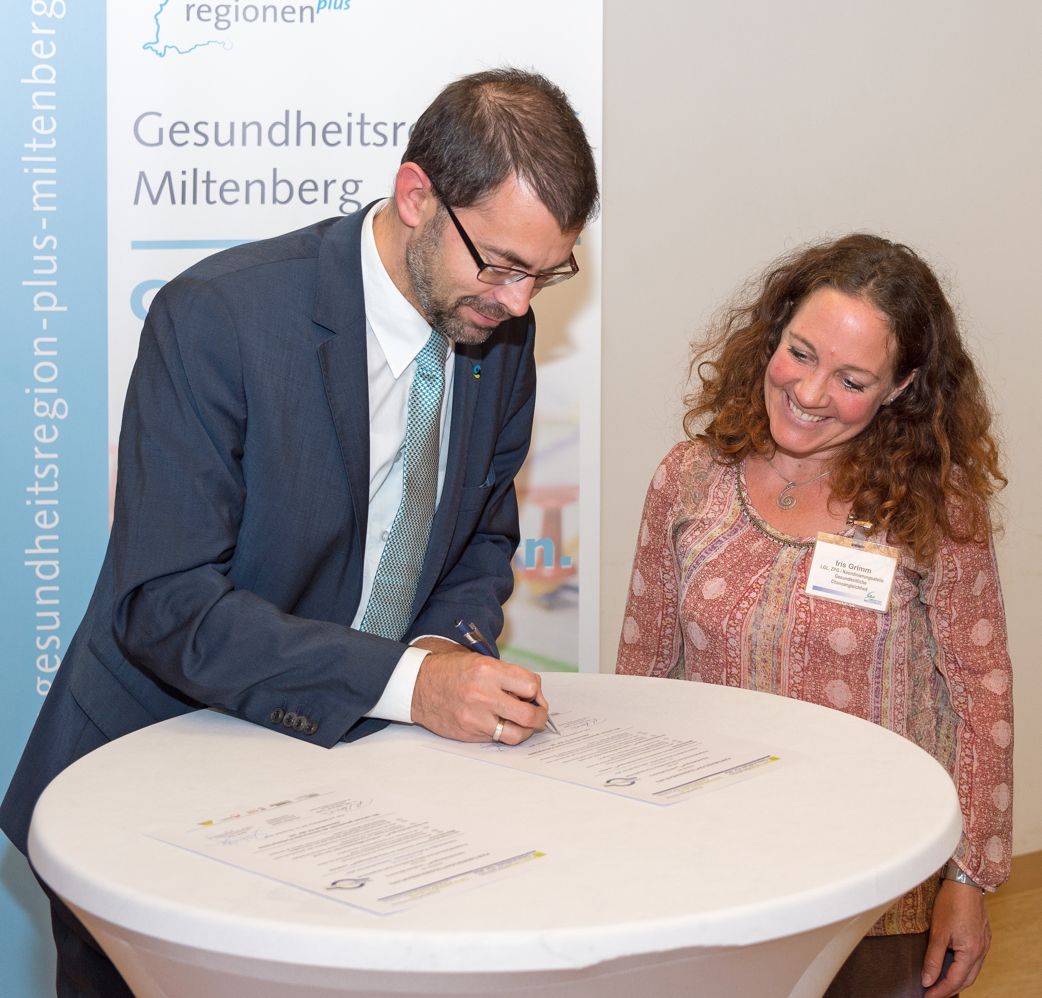 Landrat Jens Marco Scherf und Iris Grimm unterzeichneten eine Partner-schaftsvereinbarung, die die Kooperation zwischen Gesundheitsregion plus und Kooperationsverbund Gesundheitliche Chancengleichheit besiegelt.