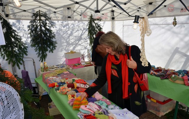 Beim Hof-Zauber der Johanniter schlenderten die Besucher von Stand zu Stand und erkundigten sich über die ausgestellten Artikel. (Foto: Andreas Mäkel / Johanniter)