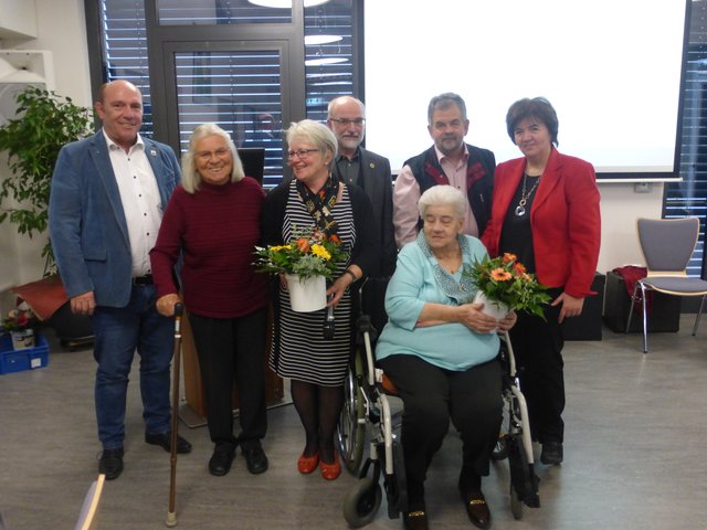 Von links: Bürgermeister Ralf Reichwein, Edelgard Stute, Karin Wöber, Pfr. Reinhold Ball, Hildegard Wöber, Volkmar Franz, Gabriele Spahn-Sauer