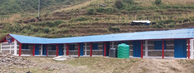 Frisch gestrichene Puru-Schule im November 2018. | Foto: Sho Bahadur
