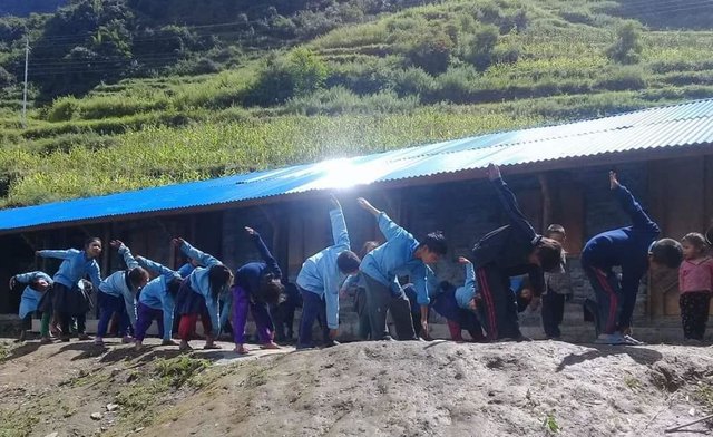 SchülerInnen der Puru-Schule beim Sportunterricht. | Foto: Sho Bahadur