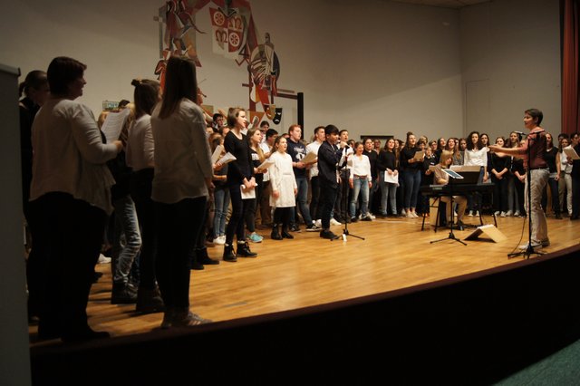 Projektchor des Sängerkreises Miltenberg unter der Leitung von Franny Fuchs mit Solist Johny Lai.