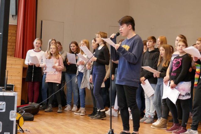 Probe vor dem Konzert mit dem Projektchor und Johny Lai aus Q12 als Solist. | Foto: Martina Gronemann