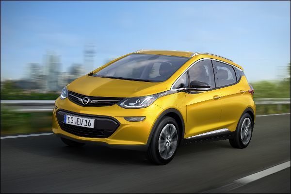 Elektroautos wie der Opel Ampera-e kommen laut Hersteller auf eine Reichweite von mehr als 400 Kilometer.
