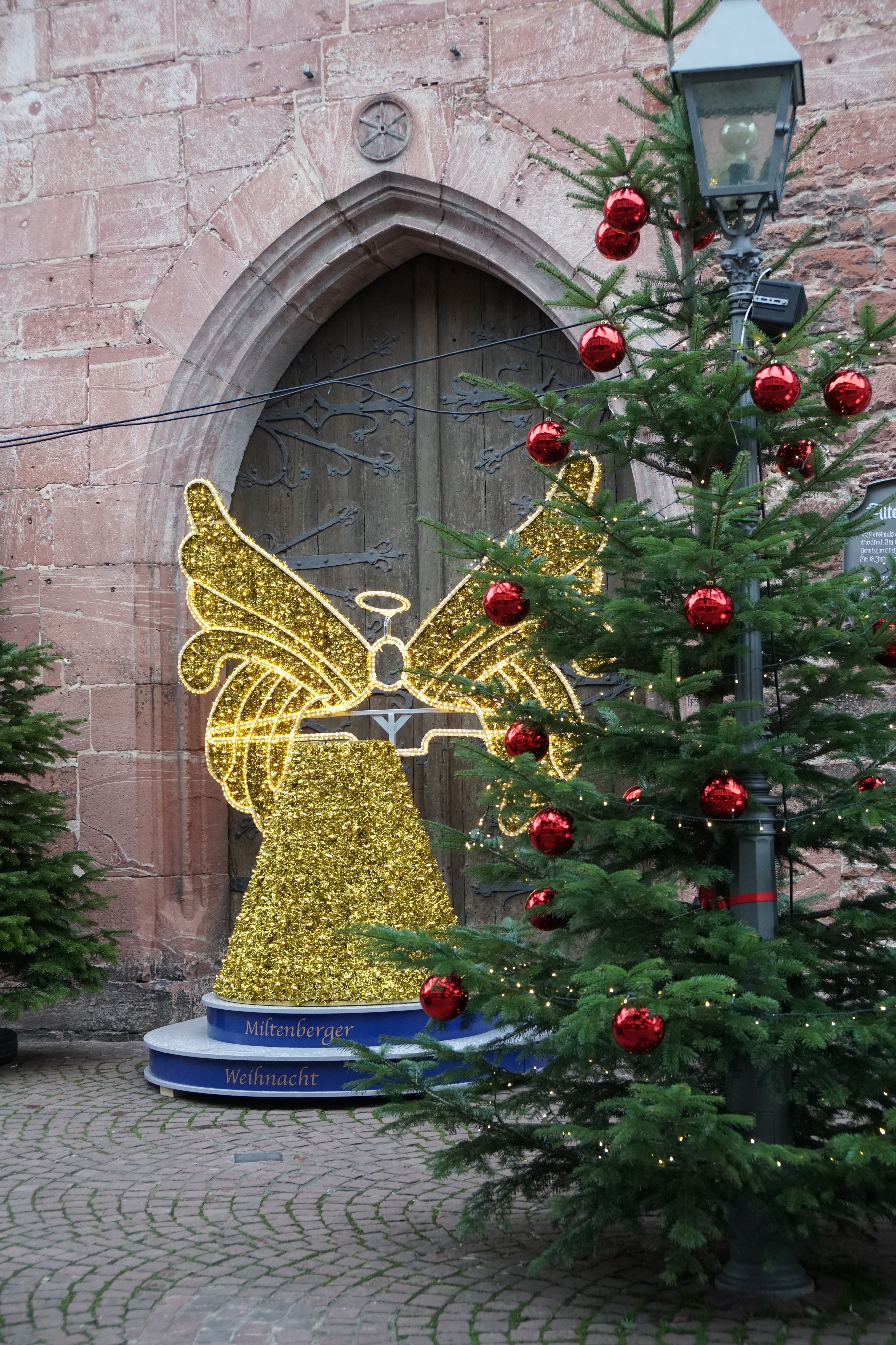 Neue Engelsbühne vor dem Miltenberger Alten Rathaus in Wartestellung.