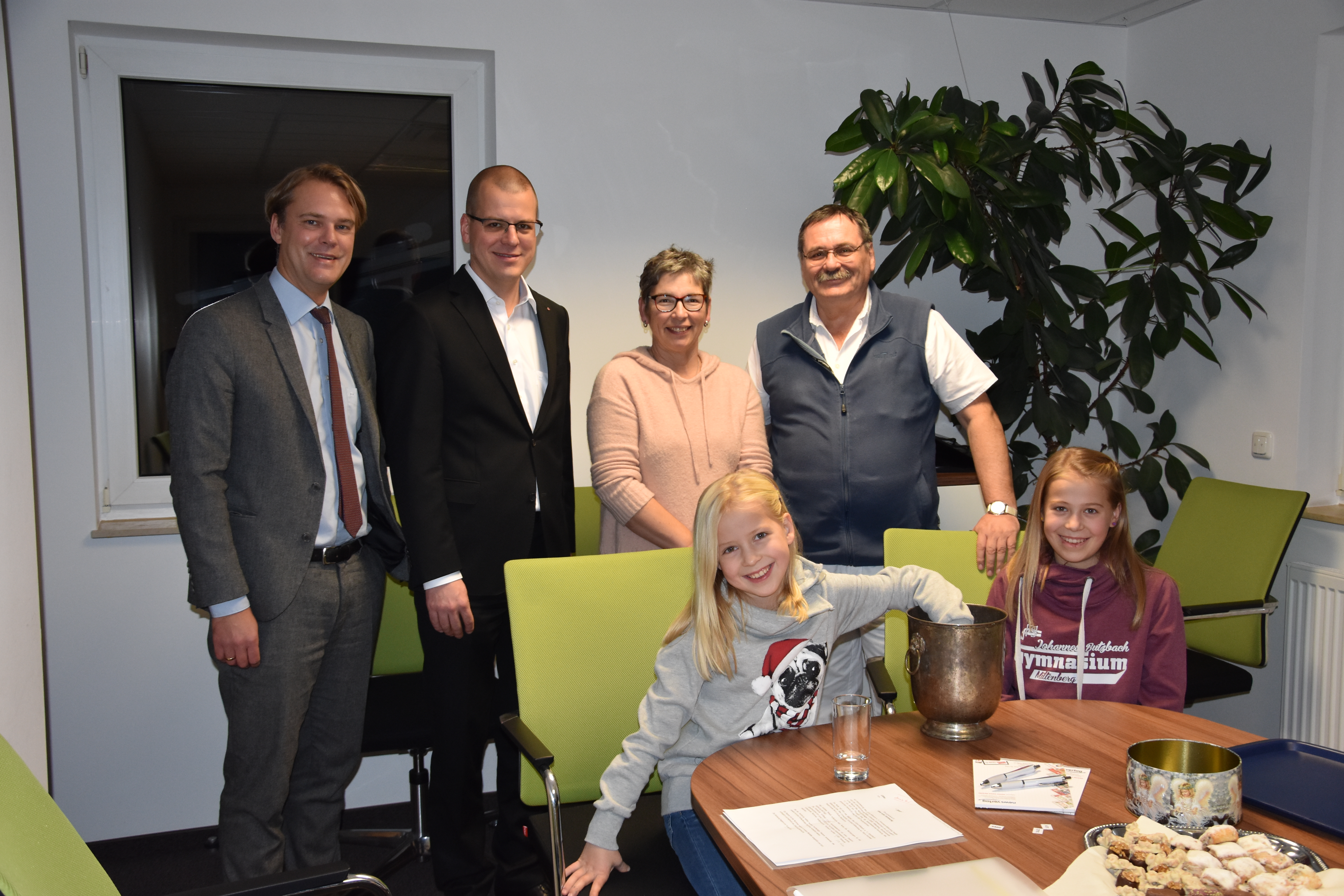 Das Foto zeigt von hinten links: Notar Johannes Schwarzmann, Präsident des Lionsclubs Amorbach-Miltenberg Phillip Ehni, Redaktionsleiterin Sabine Rindsfüsser und 1. Vorsitzender des Hilfswerks Dr. Florian Herrmann. Vorne Julia und Helen, die „Glücksfeen“.
