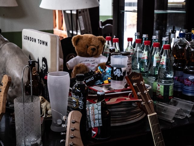 Gitarren, Schallplatten, Drinks, alles muss raus. | Foto: Dominik Stapf