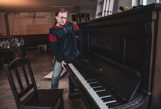Das Klavier gab´s von Gunter Gabriel. Auch die Power von acht starken Kerlen können das schwere Schmuckstück nicht verrücken.  | Foto: Dominik Stapf