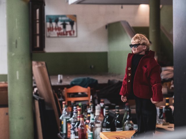 Heino blickt dem Umzug mit gelassenem Grinsen entgegen. | Foto: Dominik Stapf