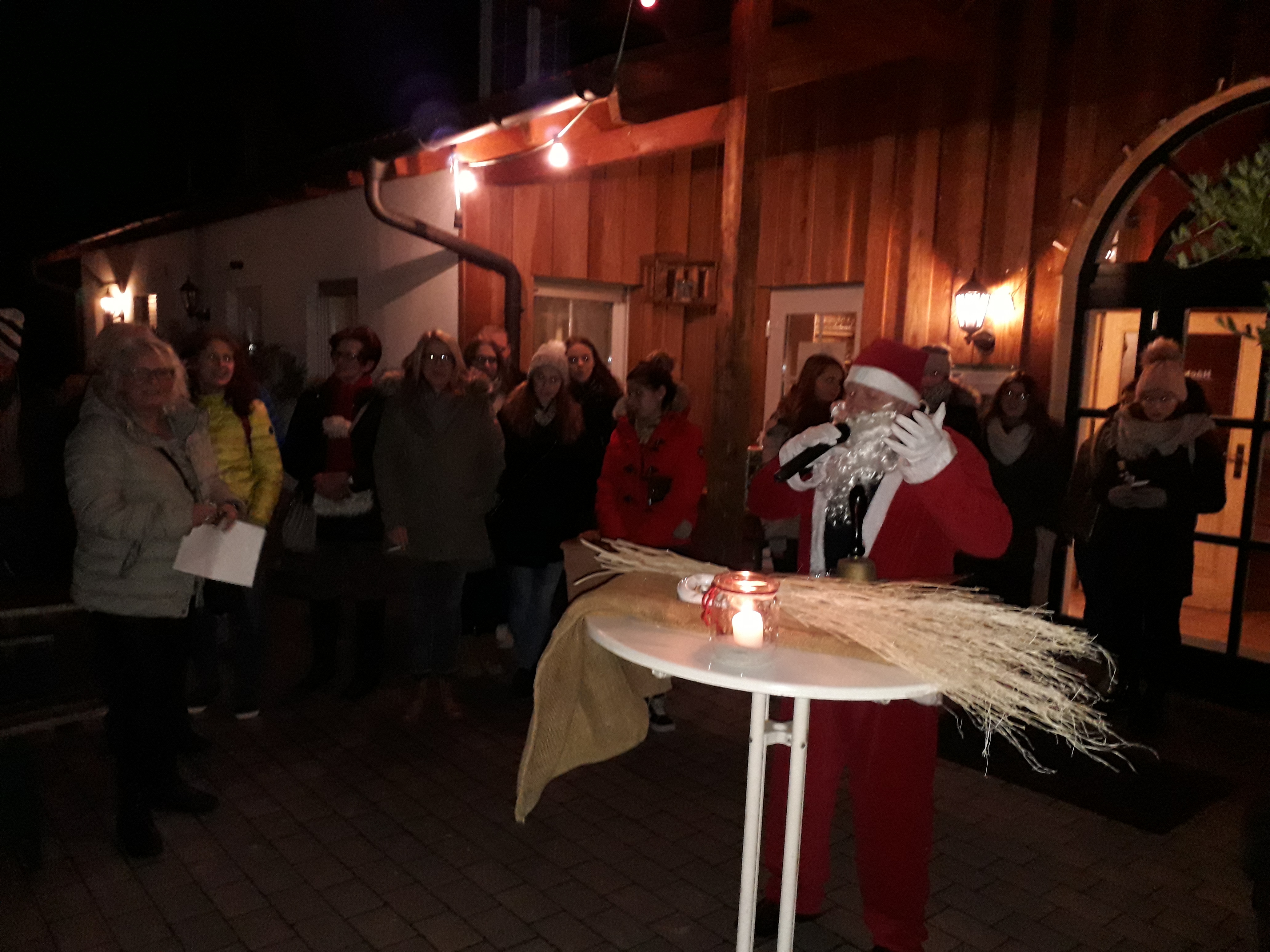 Der Nikolaus (Vizevorsitzender Otti Morczinczyk) empfing die NCV-Wanderer im Laubengarten