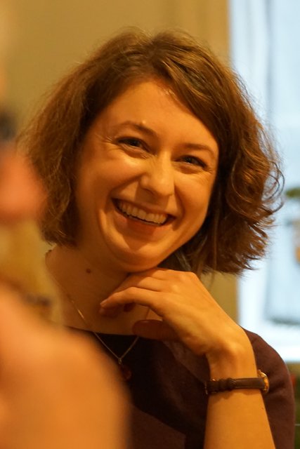 
Vera Dembski M.A. erläuterte im Museum der Stadt die Exponate: "Weihnachtsschmuck vom Prestrigeobjekt zum Industrieprodukt".  Die Veranstaltung fand im Rahmen  von "Geschichte statt Stammtisch" statt.  Die Ausstellung  dauert bis zum 13. Januar 2019.