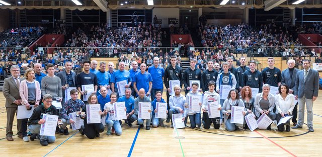 Die mit Gold ausgezeichneten Sportlerinnen und Sportler mit dem BLSV-Kreisvorsitzenden Adolf Zerr (links) und Landrat Jens Marco Scherf (rechts).