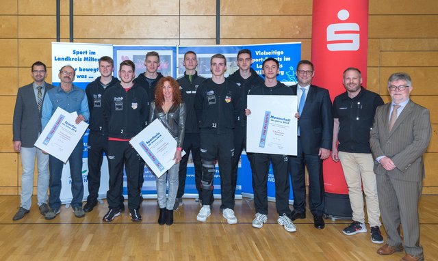 Die vom Publikum gewählte Sportlerin des Jahres, der Sportler des Jahres und die Mannschaft des Jahres stellten sich mit Landrat Jens Marco Scherf (links), dem BLSV-Kreisvorsitzenden Adolf Zerr, Andreas Wolfstetter und dem Sparkassen-Vorstandsvorsitzenden Thomas Feußner (von rechts) dem Fotografen.