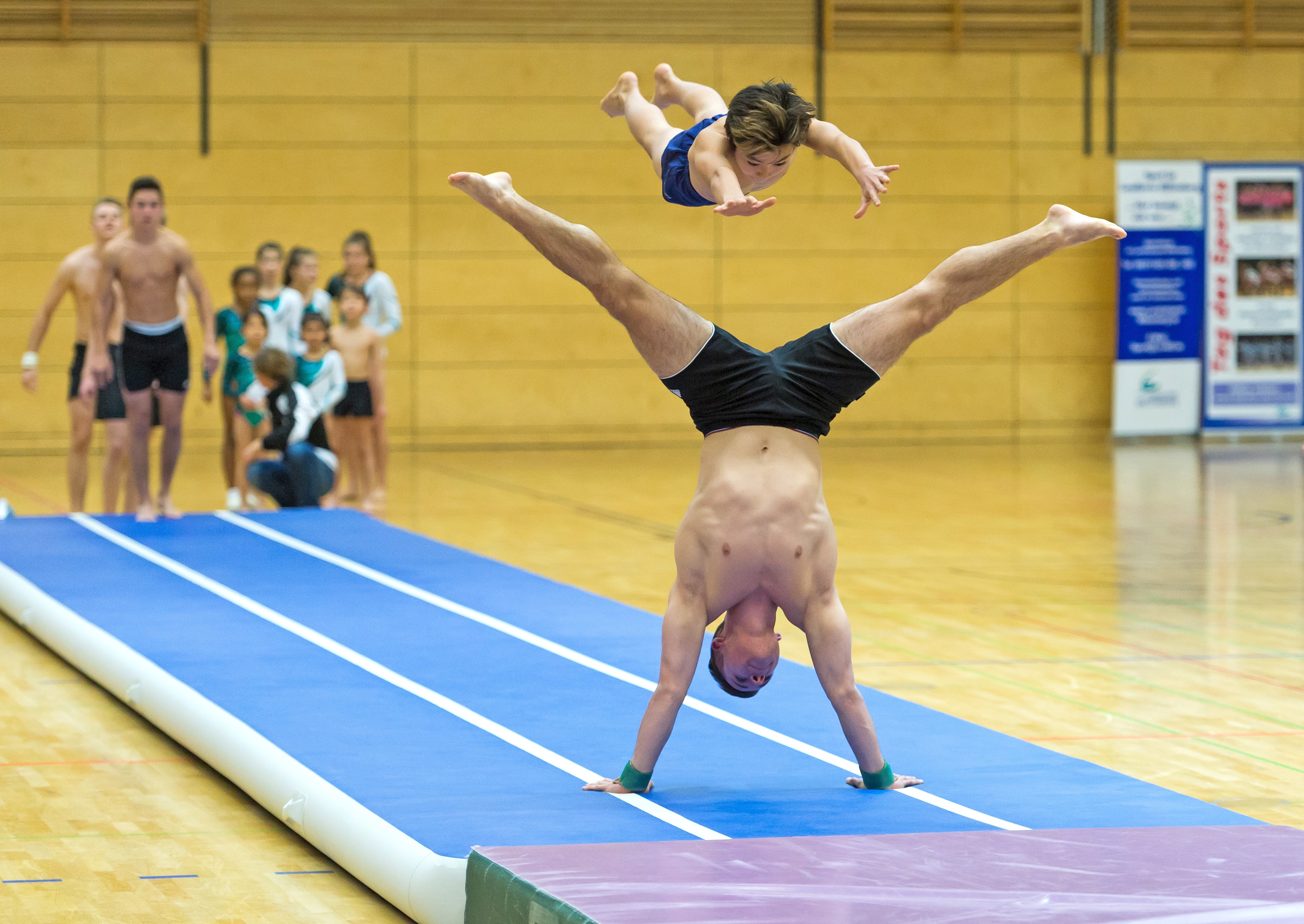 Tolle Körperbeherrschung zeigten die jungen Sportlerinnen und Sportler bei den Airtrack-Vorführungen.