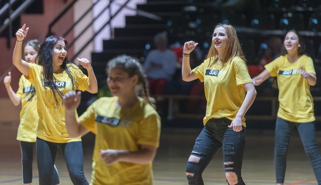 Die Offene Tanz-AG der Mittelschule Miltenberg brachte Stimmung in die Untermainhalle.