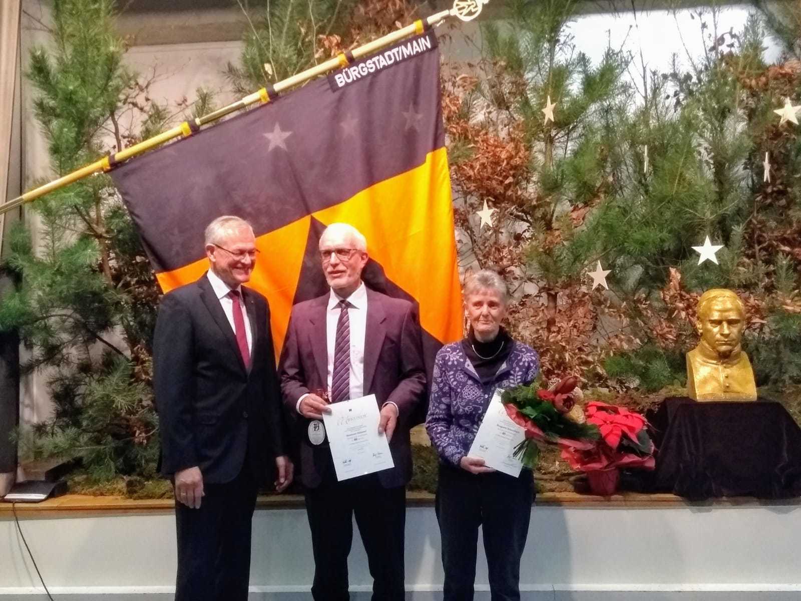 Leo Bucher gratuliert Präses Hermann Gömmel und Margarete Schmalbach zu 40 Jahre Mitgliedschaft, v.l.