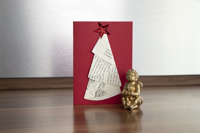 Weihnachtskarte mit Weihnachtsbaum aus alten Buchseiten | Foto: Foto: DIY Academy