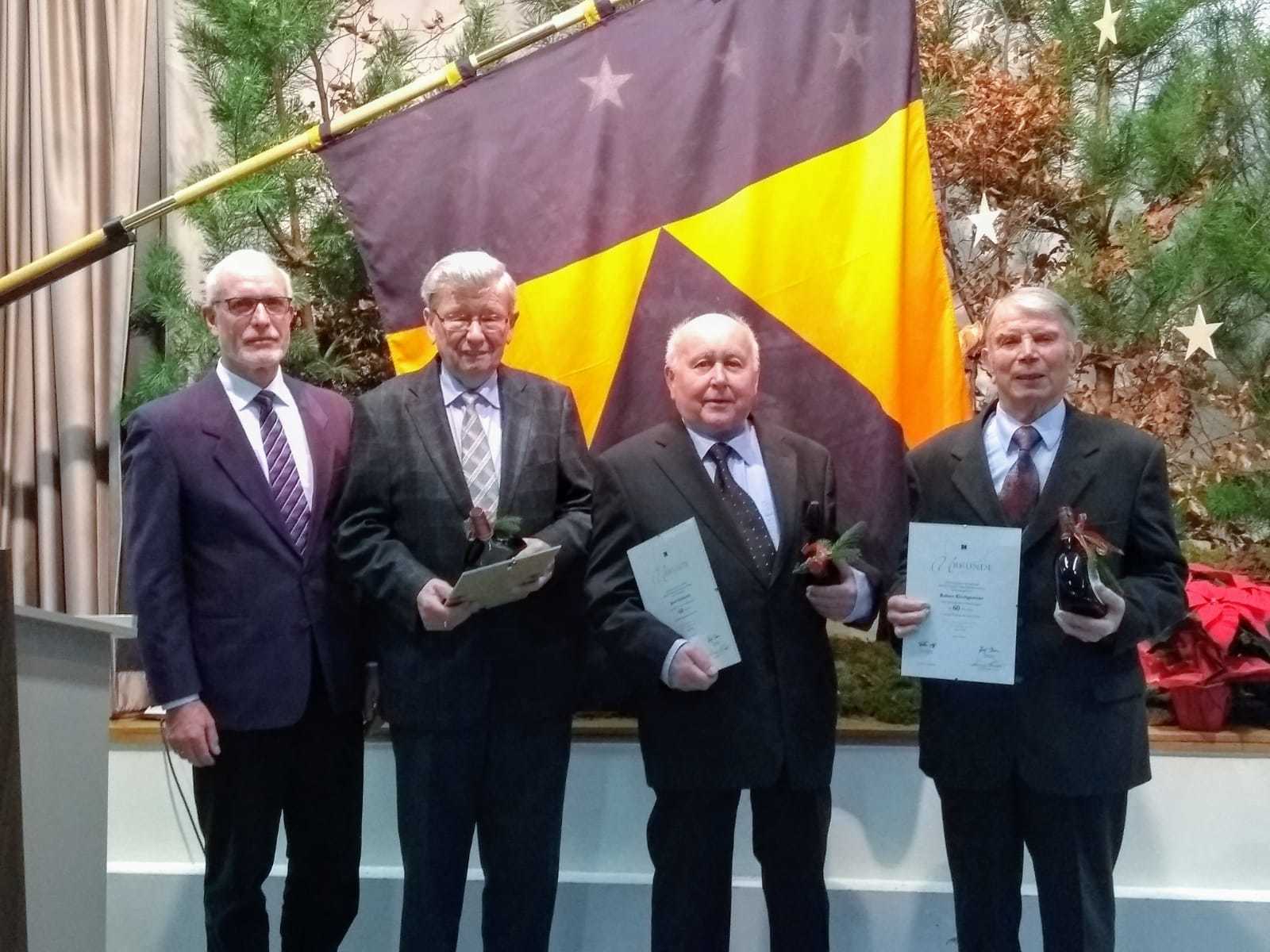 Präses Hermann Gömmel gratuliert Alfred Reichert, Josef Hofmann und Robert Kirchgessner für 60 Jahre Treue zur Kolpingsfamilie, v.l.