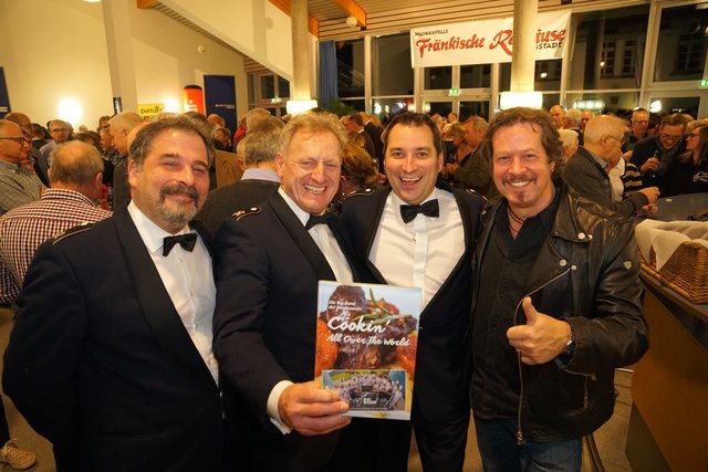 "Fast in Tuchfühlung" mit einigen gut gelaunten Stars  und Musikern der BIG BAND DER BUNDESWEHR während der Pause in der Mittelmühle Bürgstadt.