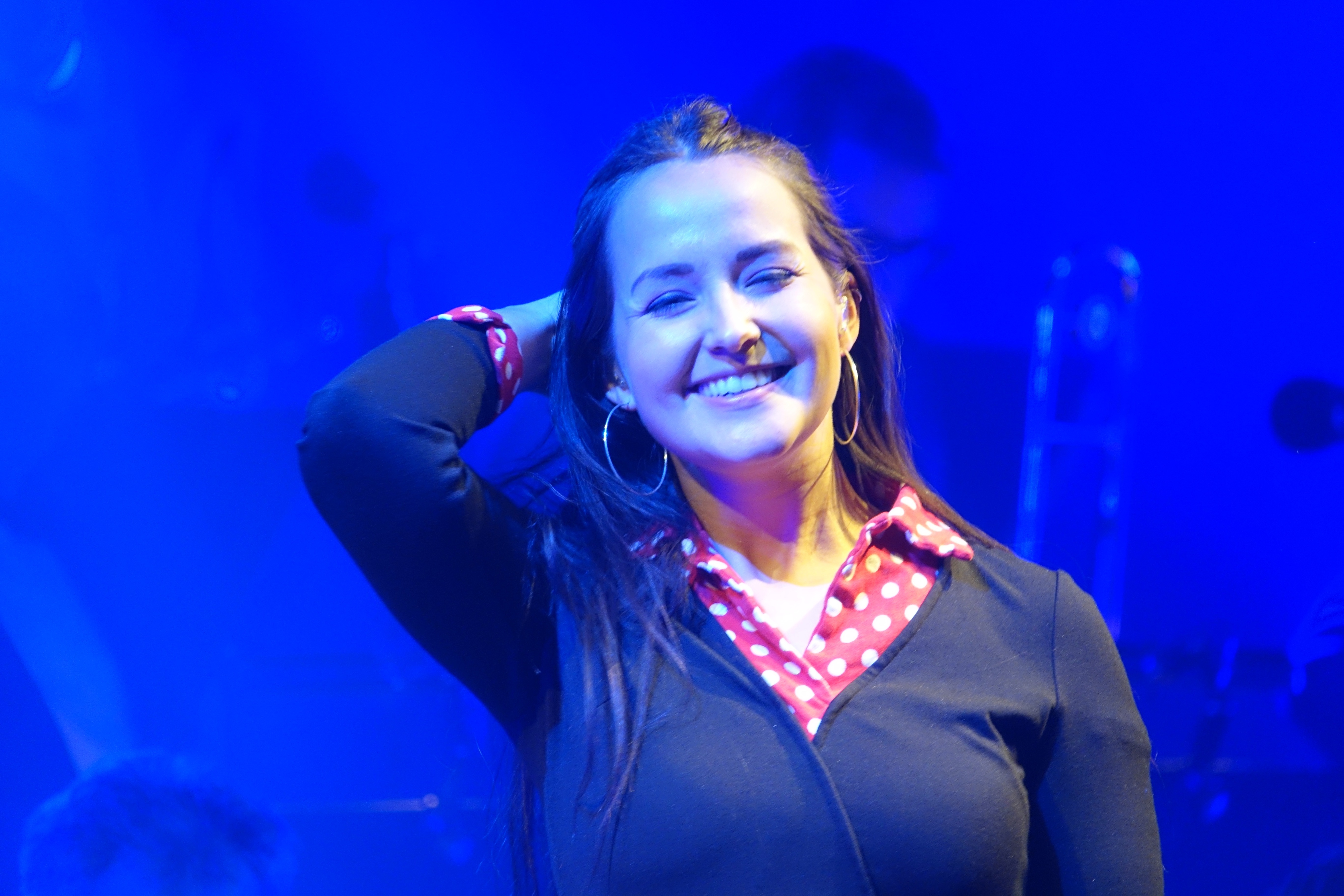 Sängerin Susan Albers in ihrem Temperament: vor sieben Jahren landete sie mit ausdrucksvoller Stimme und effektvoller Performance auf dem Platz 1 beim Deutschen Rock- und Pop-Preis. In Bürgstadt gab sie ihr Bestes!