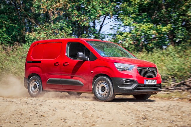 Mit dem „Grip &amp; Go-Paket“ ist der Opel Combo Cargo bestens gerüstet für Einsätze abseits befestigter Straßen. | Foto:  © Opel/TRDmobil