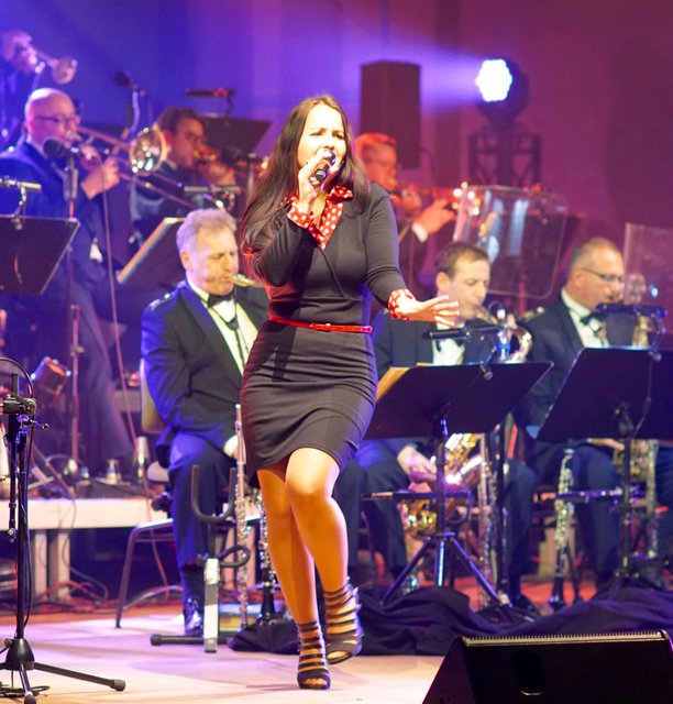 Sängerin Susan Albers in ihrem Temperament: vor sieben Jahren landete sie mit ausdrucksvoller Stimme und effektvoller Performance auf dem Platz 1 beim Deutschen Rock- und Pop-Preis. In Bürgstadt gab sie ihr Bestes!