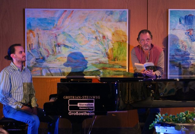 Der Pianist Martin Spahr mit Roman Kurtz in einer Szene zu Beginn der Aufführung.