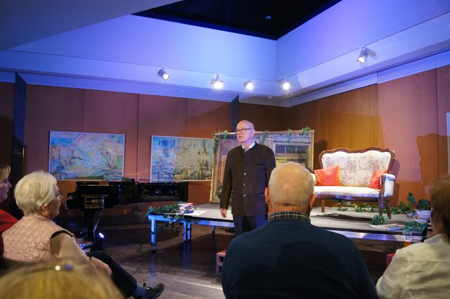 Rainer Markens, Vorsitzender des Clingenburg-Festspielvereins bei der Begrüßung im WIKA-Foyer.