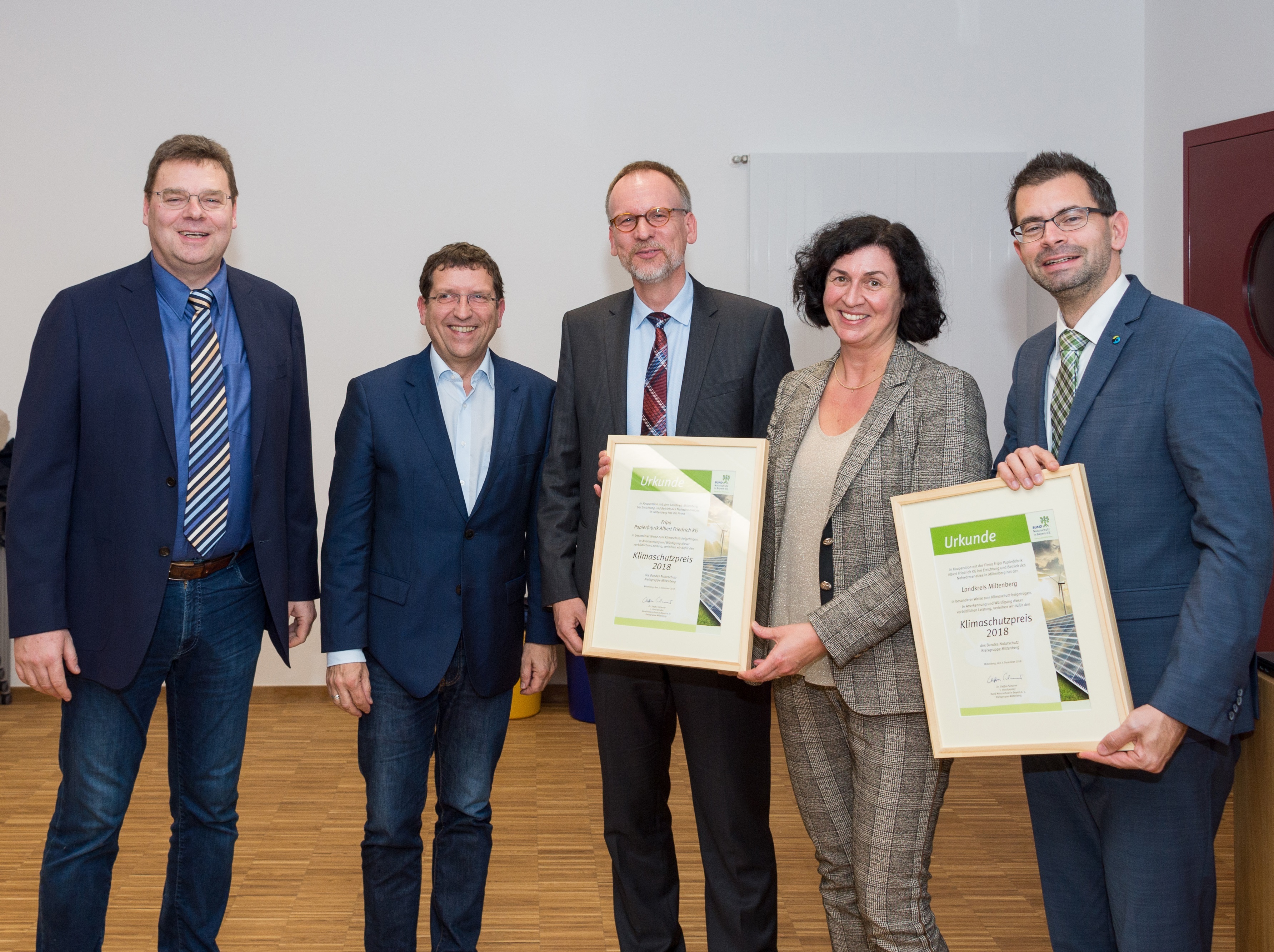 Der Klimaschutzpreis des Bund Naturschutz würdigt die vorbildliche Kooperation zwischen der Firma Fripa und dem Landkreis Miltenberg beim Aufbau eines Nahwärmenetzes. Das Bild zeigt (von links) BN-Vorsitzenden Steffen Scharrer, Kreisbaumeister Andreas Wosnik, Torsten Bahl (Geschäftsführer Fripa), Verena Queck-Glimm (geschäftsführende Gesellschafterin Fripa) sowie Landrat Jens Marco Scherf.